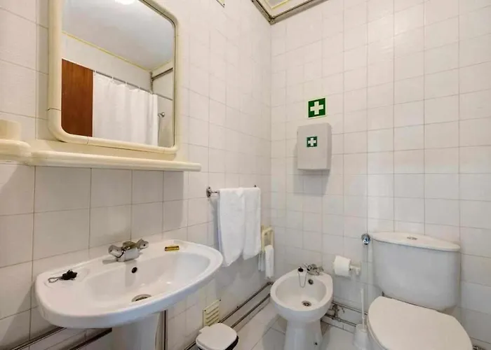 Torre Da Rocha Frente Ao Mar