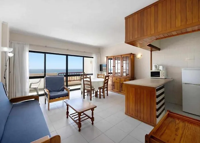 Torre Da Rocha Frente Ao Mar