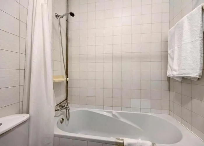 Torre Da Rocha Frente Ao Mar