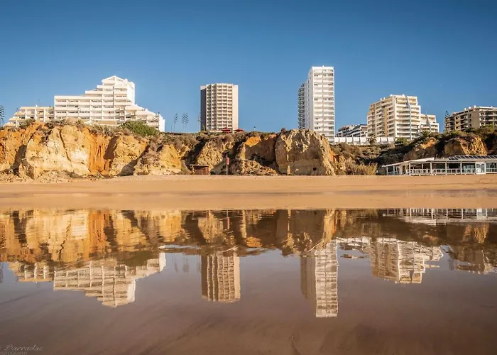 Torre Da Rocha Frente Ao Mar